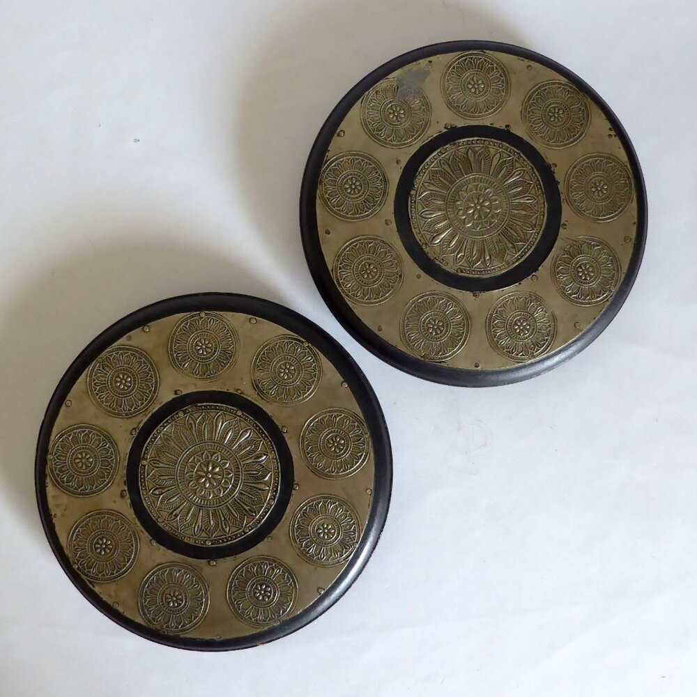 VINTAGE 7” HANDCRAFTED HAMMERED SILVER METAL TIN & WOOD TRIVET SET OF 2 (USED)